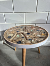 Afbeelding in Gallery-weergave laden, Starfish Shell Epoxy Beach | Houten bijzettafel
