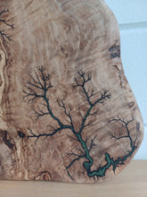 Afbeelding in Gallery-weergave laden, olijfhouten plank bewerkt met stroom