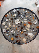 Afbeelding in Gallery-weergave laden, Strandtafel met schelpen, perfect voor een beachy sfeer in je huis of tuin, met prachtige schelpen en zand.