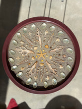 Afbeelding in Gallery-weergave laden, Sandy Beach Abalone Shell | Metalen bijzettafel