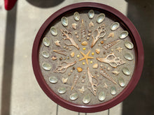 Afbeelding in Gallery-weergave laden, Sandy Beach Abalone Shell | Metalen bijzettafel
