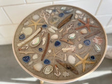 Afbeelding in Gallery-weergave laden, Starfish Shell Epoxy Beach | Houten bijzettafel
