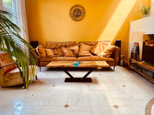 Afbeelding in Gallery-weergave laden, Salontafel van kersenhout en epoxy