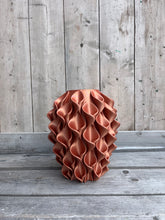 Afbeelding in Gallery-weergave laden, Lelievaas 33cm 3D geprinte vaas brons