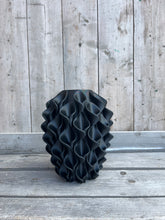 Afbeelding in Gallery-weergave laden, Lelievaas 33cm 3D geprinte vaas zwart
