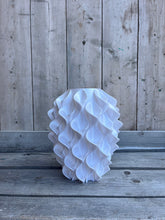 Afbeelding in Gallery-weergave laden, Lelievaas 33cm 3D geprinte vaas marmerwit