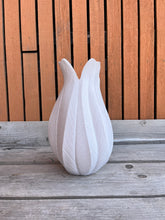 Afbeelding in Gallery-weergave laden, Tulpvaas 32cm 3D geprinte vaas marmerwit