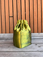 Afbeelding in Gallery-weergave laden, Bloom Bag Vaas 32cm 3D Geprinte Vaas kameleon geel