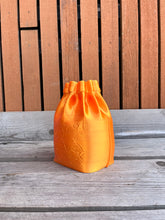 Afbeelding in Gallery-weergave laden, Bloom Bag Vaas 20cm 3D Geprinte Vaas kameleon oranje