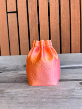 Afbeelding in Gallery-weergave laden, Bloom Bag Vaas 20cm 3D Geprinte Vaas kameleon oranje