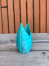 Afbeelding in Gallery-weergave laden, Tropenvaas 20cm 3D geprinte vaas zijdeglans lichtblauw