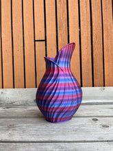Afbeelding in Gallery-weergave laden, Bladvaas 32cm 3D geprinte vaas gestreept paars