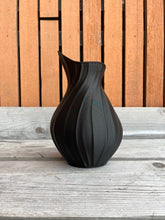 Afbeelding in Gallery-weergave laden, Bladvaas 18cm 3D geprinte vaas zwart