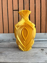 Afbeelding in Gallery-weergave laden, Retrovaas 32 cm 3D geprinte vaas goud