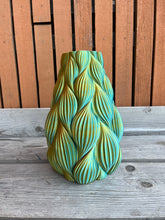 Afbeelding in Gallery-weergave laden, Cacaovaas 26cm 3D geprinte vaas kameleon zomer