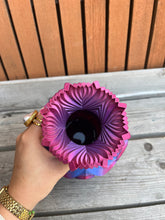 Afbeelding in Gallery-weergave laden, Retrovaas 32cm 3D geprinte vaas gestreept paars