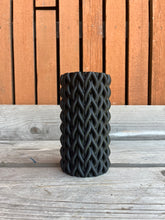 Afbeelding in Gallery-weergave laden, Cilindervaas 26cm 3D geprinte vaas kameleon paars donker