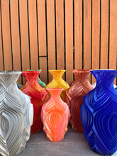 Afbeelding in Gallery-weergave laden, Retrovaas 3D geprinte vaas Kameleon oranje L