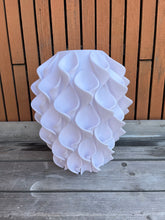 Afbeelding in Gallery-weergave laden, Lelievaas 50cm 3D geprinte vaas marmerwit