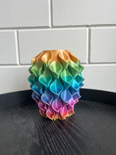 Afbeelding in Gallery-weergave laden, Lelievaas 28 cm 3D geprint Regenboog