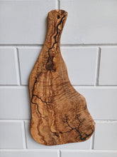 Video laden en afspelen in Gallery-weergave, olijfhouten plank met epoxy