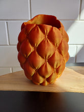Afbeelding in Gallery-weergave laden, Kussenvaas 25cm 3D geprinte vaas rood/goud