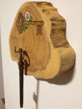 Afbeelding in Gallery-weergave laden, Daisy Key | Houten wandplankje