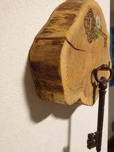 Afbeelding in Gallery-weergave laden, Daisy Key | Houten wandplankje