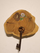 Afbeelding in Gallery-weergave laden, Daisy Key | Houten wandplankje