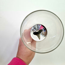 Afbeelding in Gallery-weergave laden, Wittewijnglas 25cl met epoxy en een haaientand