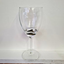 Afbeelding in Gallery-weergave laden, Wittewijnglas 25cl met epoxy en een haaientand