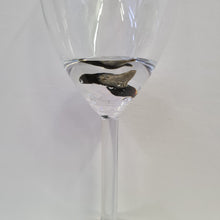 Afbeelding in Gallery-weergave laden, Wittewijnglas 25cl met epoxy en een haaientand
