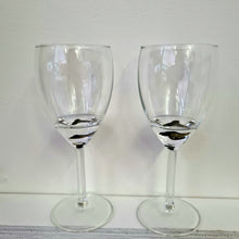 Afbeelding in Gallery-weergave laden, Wittewijnglas 25cl met epoxy en een haaientand