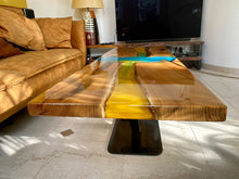Afbeelding in Gallery-weergave laden, Salontafel van kersenhout en epoxy