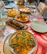 Afbeelding in Gallery-weergave laden, Epoxytafels gemaakt voor restaurant By Ami Urban Bistro