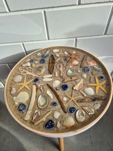 Afbeelding in Gallery-weergave laden, Starfish Shell Epoxy Beach | Houten bijzettafel
