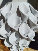 Afbeelding in Gallery-weergave laden, Lelievaas M 3D geprinte vaas marmerwit
