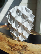 Afbeelding in Gallery-weergave laden, Lelievaas M 3D geprinte vaas marmerwit
