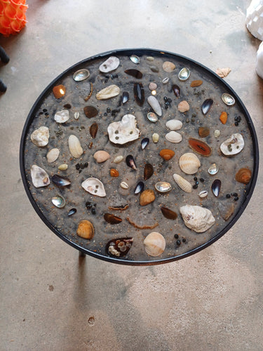Strandtafel met schelpen met mooie schelpen en glinsterende details, perfect voor een strandthema in jouw interieur.