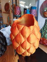 Afbeelding in Gallery-weergave laden, Kussenvaas M 3D geprinte vaas rood/goud
