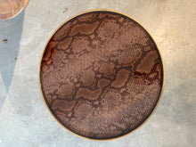Afbeelding in Gallery-weergave laden, Leren Epoxy gietijzeren bijzettafel
