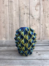 Afbeelding in Gallery-weergave laden, Lelievaas 33cm 3D geprinte vaas kameleon paars
