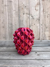 Afbeelding in Gallery-weergave laden, Lelievaas 33cm 3D geprinte vaas roze, groen, blauw
