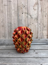 Afbeelding in Gallery-weergave laden, Lelievaas 33cm 3D geprinte vaas roze, groen, blauw
