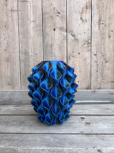 Afbeelding in Gallery-weergave laden, Lelievaas 33cm 3D geprinte vaas roze, groen, blauw
