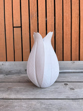 Afbeelding in Gallery-weergave laden, Tulpvaas 3D geprinte vaas marmerwit L
