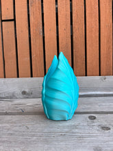 Afbeelding in Gallery-weergave laden, Tropenvaas 3D geprinte vaas zijdeglans lichtblauw S
