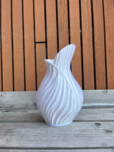 Afbeelding in Gallery-weergave laden, Bladvaas 3D geprinte vaas zijdeglans wit L
