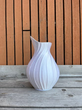 Afbeelding in Gallery-weergave laden, Bladvaas 3D geprinte vaas zijdeglans wit L
