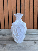 Afbeelding in Gallery-weergave laden, Retrovaas 3D geprinte vaas zijdeglans wit L
